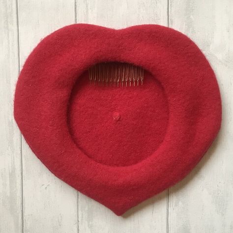 Tutorial: How to Make a Heart-Shaped Beret — Tuppence Ha'penny Vintage Felt Beret Diy, Beret Sewing Pattern, Beret Diy, Beret Hat Pattern, Beret Pattern, Hat Tutorial, Vintage Hat, Head Accessories, Vintage Pins