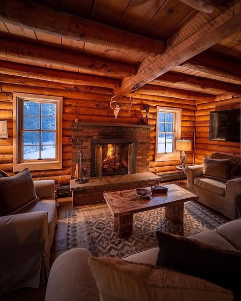 Cabin Fireplace, Log Cabin Living, Log Cabin Interior, Cozy Log Cabin, Cabin Living Room, Cabin Aesthetic, Cabin Interiors, Cabin Living, Little Cabin