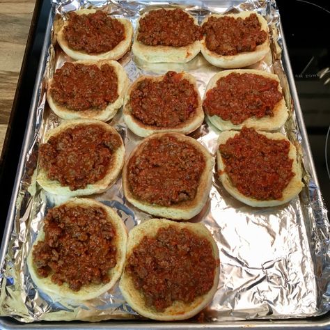 Pizza Burgers Recipe Hamburger Buns, Old Fashioned School Pizza Burgers, Old School Pizza Burger Recipe, Lunch Lady Pizza Burgers, Easy Pizza Burgers, School Cafeteria Pizza Burgers, Hamburger Bun Pizza, Pizzaburger Recipe, Pizza Burger Recipe Homemade