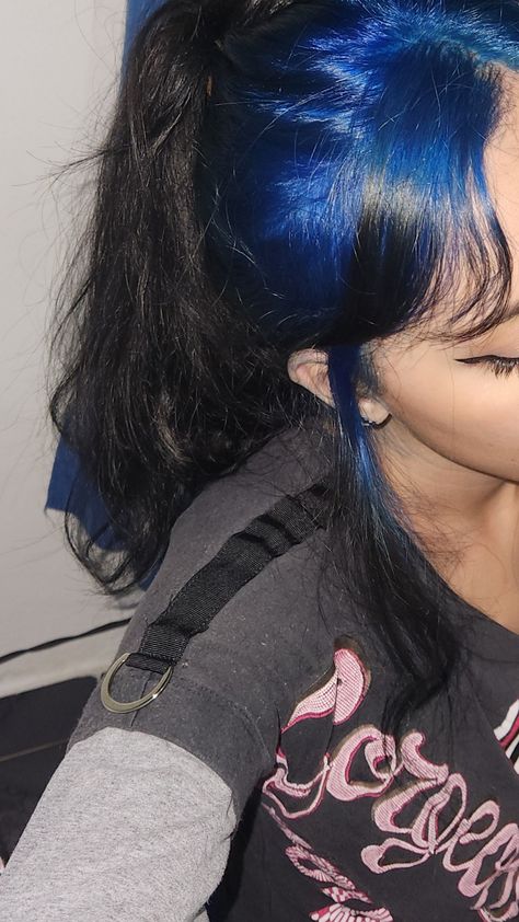 blue roots 😝 Hair Styles With Medium Hair, Parts Of Hair Dyed, Blue Roots With Black Hair, Hair Dye Ideas With Black Hair, Colored Roots With Brown Hair, Dark Blue Roots Black Hair, Black And Electric Blue Hair, Hair Idea Color, Black N Blue Hair