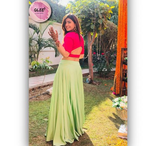 @glee.guneet shared a photo on Instagram: “#clientdiaries❤️ Sejal in our pink and green crop top -skirt for her brother’s mehndi function 💛 She is looking absolutely stunning ♥️ Dm…” • Dec 19, 2020 at 2:23pm UTC Mehendi Look, Mehndi Function, Green Crop Top, Crop Top Skirt, Green Skirt, Her Brother, Pink Blouse, Glee, Indian Outfits