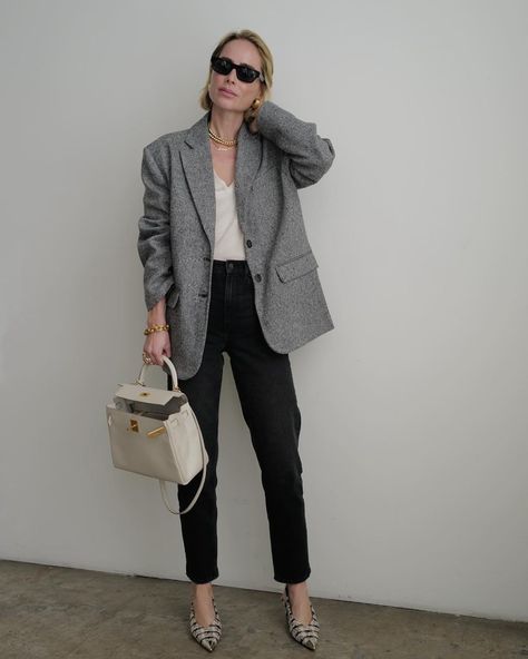 Office days 🖤🤍 @aninebingofficial | Instagram Anine Bing Style, Grey Blazer Outfit, Instagram Office, Classic Style Outfits, Fall Winter Wardrobe, January 11, Grey Blazer, Anine Bing, Blazer Outfits