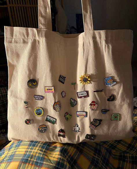 Tote Bag With Pins, Pins On Bag, Bag With Pins Aesthetic, Tote Bag With Patches, Bag With Pins, Bag Pins Aesthetic, Pins Display, Decorated Tote Bags, Painted Clothes Diy