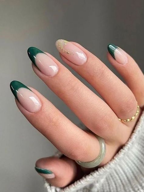 Nail Inspiration Emerald Green, Aesthetic Emerald Green Nails, Acrylic Nails Emerald Green And Gold, Emerald Wedding Nails For Bride, Elegant Almond Nails Classy Green, Nails To Go With Hunter Green Dress, Gem Green Nails, Wedding Nails Forest Green, Nails To Go With Green Prom Dress