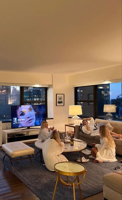 Move Night Aesthetic, Cozy Movie Night Aesthetic Friends, Friends In Nyc Aesthetic, Fun Social Life Aesthetic, Best Friend Apartment Aesthetic, New York With Friends Aesthetic, Future Goals Aesthetic, Friends Movie Night Aesthetic, Friends In Apartment Aesthetic