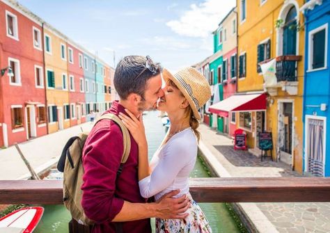 Italian Men: 20 Things to Know When Dating in Italy Italy Photoshoot, Romantic Boyfriend, Italian Men, Love Kiss, Enjoy Summer, Summer Holiday, Things To Know, Photoshoot Ideas, Venice