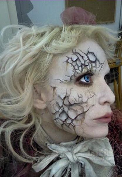 Emilie Autumn as the Painted Doll in The Devil's Carnival. This would be great for Hallowe'en Shattered Doll Makeup, Cracked Makeup, Cracked Doll Makeup, Cracked Face, Extreme Make-up, Doll Makeup Halloween, Painted Doll, Emilie Autumn, Broken Doll