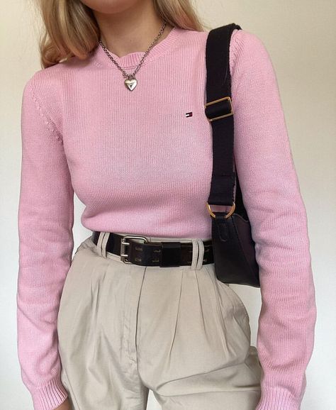 Pink Collard Shirt Outfits, Pink Tank Top Outfit Winter, Pink Professional Aesthetic, Preppy Feminine Outfits, Pink Professional Outfit, Pink Preppy Outfit, Old Money Girl, Royal Background, Money Girl