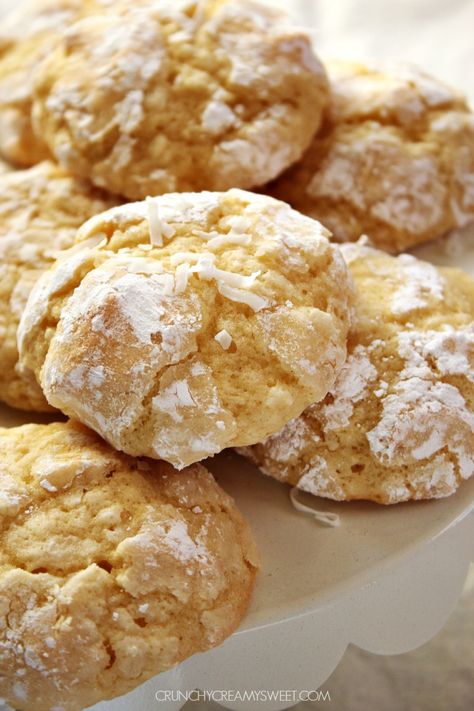 Coconut Crinkle Cookies – easy one-bowl cookies with lots of coconut flavor thanks to the extract and shredded coconut! Shredded Coconut Recipes, Chocolate Fudge Crinkle Cookies, Crinkles Recipe, Coconut Recipe, Crackle Cookies, Coconut Cookies Recipes, Baked Desserts, Crinkle Cookies Recipe, Recipe Cookies