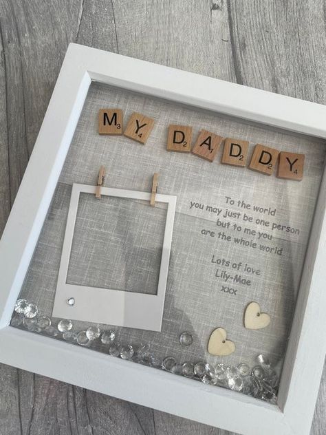 mother's day gifts Cricut Buisness, Gifts For Dad Diy, Kids Picture Frames, Creative Mother's Day Gifts, Cheap Mothers Day Gifts, Creative Gift Baskets, Joy Of Giving, Scrabble Frame, Homemade Mothers Day Gifts