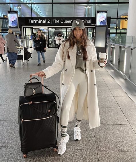 How To Travel In Style During The Winter Months | Le Chic Street Airport Outfit Winter, Comfy Airport Outfit, Nyc Winter Outfits, Outfits New York, New York Outfit, Ny Outfits, Nyc Outfits, Airport Outfits, New York Outfits