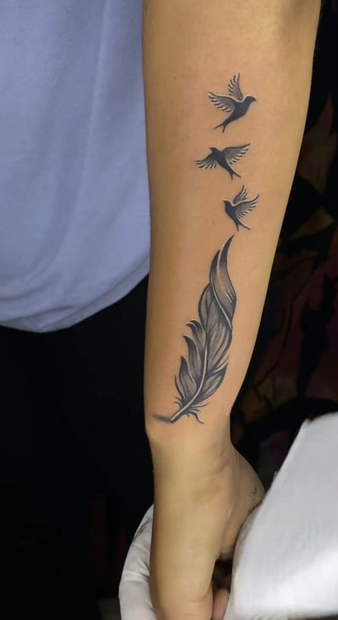 Tattoo Plume, Tattoos For Dad Memorial, Feather With Birds Tattoo, Freedom Tattoos, Remembrance Tattoos, Tattoos For Women Flowers, Tasteful Tattoos, Infinity Tattoos, Hand Tattoos For Women