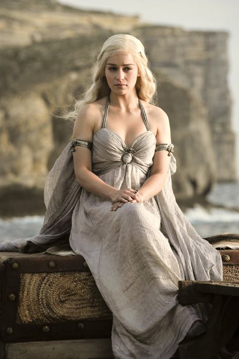 Daenerys Targaryen Hair, Daenerys Targaryen Outfits, Daenerys Hair, Emilie Clarke, Daenerys Targaryen Dress, Targaryen Hair, Daenerys Targaryen Costume, Game Of Thrones Dress, Daenerys Targaryen Cosplay