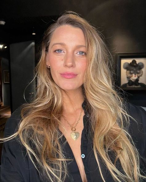 Fringe For Diamond Face, Blake Lively Blonde, Blake Lively Hair Color, Blake Lively Makeup, Sage Outfits, Blake Lively Hair, Blake Lively Family, Face Ideas, Selfie Portrait