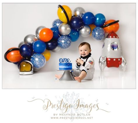 Space Theme First Birthday Pictures, Space Theme First Birthday Photoshoot, Space Themed Cake Smash, First Trip Around The Sun Photo Shoot, Astronaut Cake Smash, Astronaut Cake Smash Photoshoot, Smash Cake Astronot, Baby Birthday Photoshoot, 1st Birthday Pictures