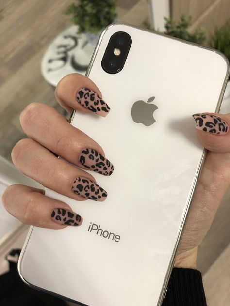 Leo Nails Zodiac, Grunge Makeup Looks, Leo Nails, Nails Leopard, Almond Nails French, Cheetah Print Nails, Cheetah Nails, Leopard Print Nails, Geniale Tattoos