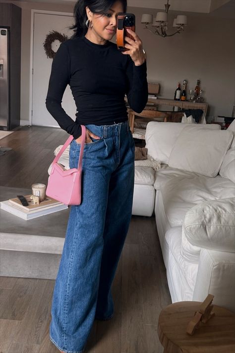 Celebrities In Wide Leg Jeans, Wide Leg Jeans Outfit Classy, Ultra Wide Leg Jeans Outfit, Loose Wide Leg Jeans Outfit, Outfit Jean Large, Wide Jeans Outfit Summer, Extra Wide Leg Jeans Outfit, Wide Denim Pants Outfit, Pleated Jeans Outfit