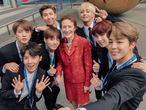 (180924) BTS selfie with Henrietta H. Fore BTSxUnitedNations #BTSxUnitedNations #BTSLoveMyself #BTS #방탄소년단 #BangtanBoys #BangtanSenyeondan #Love_Yourself #RM #JIN #SUGA #JHOPE #JIMIN #V #JUNGKOOK #KimNamjoon #KimSeokjin #MinYoongi #JungHoseok #ParkJimin #KimTaehyung #JeonJungkook Steve Aoki, Bts Group, Young Men, About Bts, Live Stream, Bts Bangtan Boy, People Around The World, Bts Boys, Foto Bts