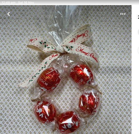 Homemade Christmas Ornaments As Gifts, Work Xmas Gifts, Decorate Christmas Table Ideas, Lindt Ball Wreath, Mini Gifts Christmas, Candy Wreaths For Christmas, Stockings Gifts Ideas, Lindt Chocolate Ball Wreath, Christmas Work Treats