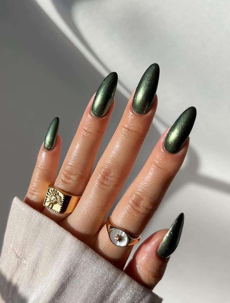 Forest Green Nail Polish, Forest Green Nails, Matte Green Nails, Gradient Nail Design, New Nail Art Design, Dark Green Nails, Green Nail Art, Gold Nail Designs, Fall Nail Trends