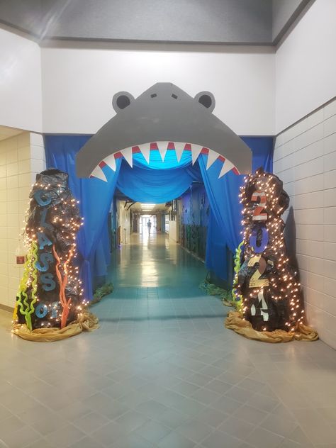 Finding Nemo hallway decorations school Ocean Floor Decorations, Deep Sea Halloween Decorations, Ocean Theme Hallway, Jaws Halloween Decorations, Cabana Decorating Ideas, Ocean Hallway Decorations, Finding Nemo Hallway Decorations, Summer Hallway Decorations School, Finding Nemo Set Design