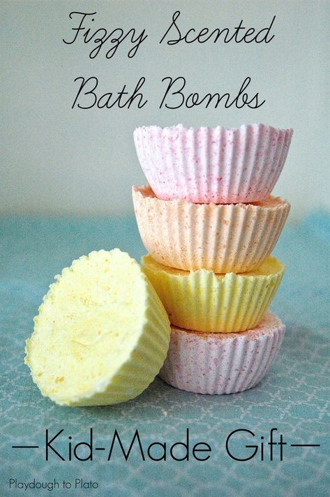 Make some fizzy scented bath bombs. | Community Post: 21 DIY Gifts Your Mom Will Love This Mother's Day Playdough To Plato, Bath Fizz, Bath Bomb Recipes, Bath Fizzies, Mothers Day Crafts For Kids, Cadeau Diy, Homemade Bath Products, Mothers Day Crafts, Homemade Beauty Products