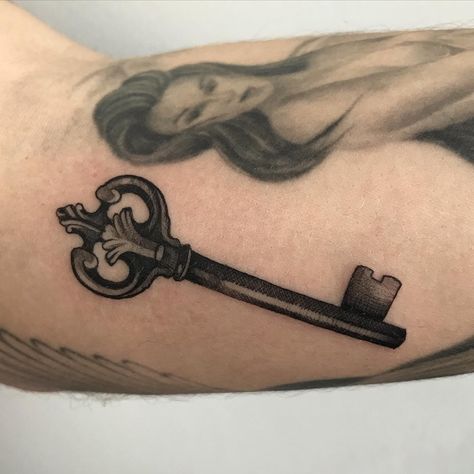 Key Tattoo Traditional, Traditional Tattoo Key, Old Key Tattoo, Eddie Tattoo, Skeleton Key Tattoo, Lock Tattoo, Flash Ideas, Tattoo Time, Key Tattoos