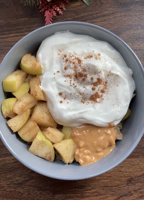 Yogurt With Apples, Greek Yogurt Bowl Ideas, Greek Yogurt Aesthetic, Apple Yogurt Bowl, Oatmeal With Greek Yogurt, Apple Greek Yogurt, Apple And Yogurt, Yogurt And Peanut Butter, Greek Yogurt Breakfast Bowl