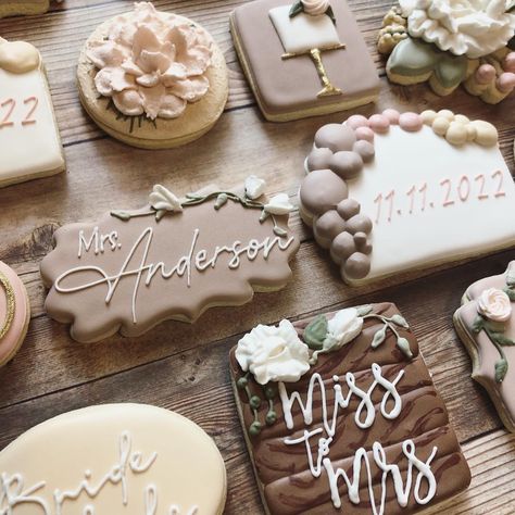 Rustic Decorated Cookies, Rustic Bridal Shower Cookies Decorated, Rustic Bridal Shower Cookies, Rustic Wedding Cookies Decorated, Rustic Wedding Cookies, Bridesmaid Cookies, Wedding Cookies Decorated, Floral Cookies, Bridal Shower Champagne