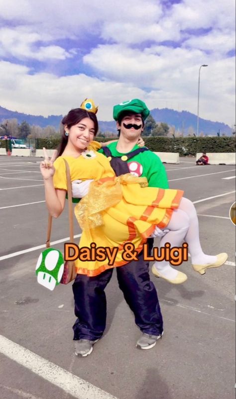 Daisy And Wario Costume, Luigi And Daisy Halloween Costume, Mario And Daisy Costume, Nintendo Couples Costumes, Daisy Luigi Costume, Daisy Cosplay Mario, Princess Daisy And Luigi Costume, Matching Cosplay Couple, Luigi And Daisy Costume