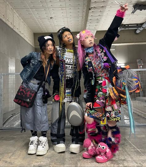 Harajuku Fashion Street 90s, Japanese City Pop Aesthetic Outfit, Japanese City Pop Fashion, Japan Harajuku Street, Cult Party Kei Aesthetic, Jfashion Subcultures, Maisie Core, Japanese Y2k, Fruits Magazine