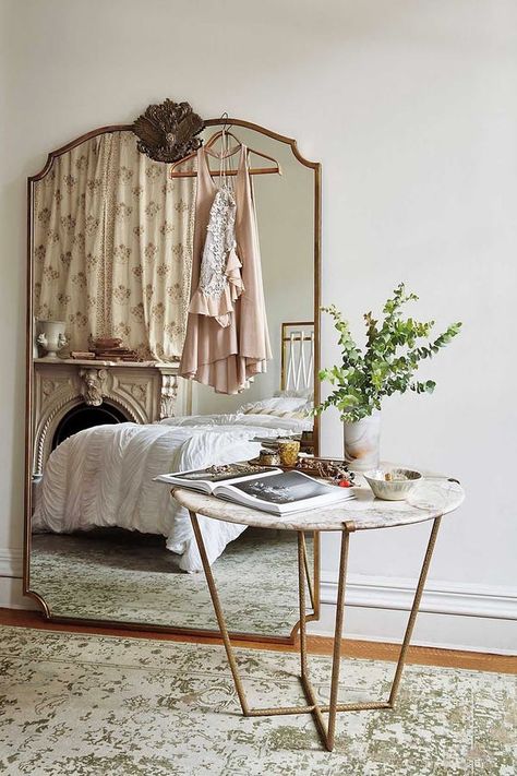 Quirky Homeware, Sala Vintage, Interior Minimalista, Mirror On The Wall, Vintage Bedroom, Room Transformation, Decor Guide, Retro Home Decor, A Mirror