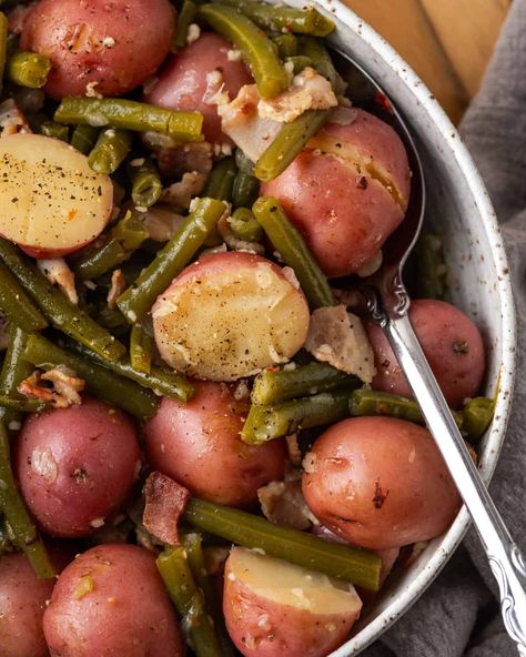 A serving bowl of small red potatoes and green beans topped with pieces of bacon. Sides For Bbq Chicken, Southern Green Beans And Potatoes, Sides For Bbq, Air Fryer Hasselback Potatoes, Green Beans Red Potatoes, Bbq Chicken Sides, Healthy Coleslaw Recipes, Southern Green Beans, Green Bean Dishes