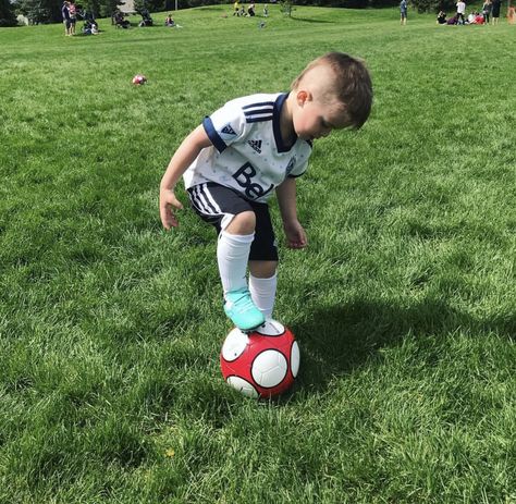 #toddler #soccer Baby Boy Soccer, Soccer Mum, Son Soccer, Baby Football Outfit, Toddler Soccer, Soccer Clothing, Baby Surf, Toddler Football, Soccer Baby