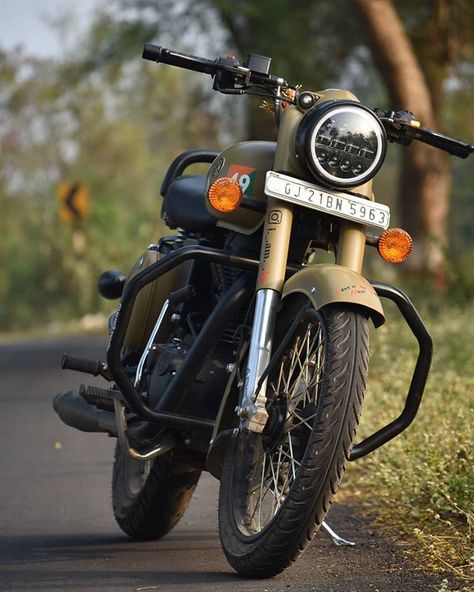 loveroyalenfield™ on Instagram: “@i._.am._.kp #royalenfield #enfield #bullet #bulletlovers #bulleteers #dugdug #enfieldlove #classic350 #motorcycle #bulletride #photoofthed…” Royal Enfield Hd Wallpapers, Royal Enfield Classic 350cc, Classic 350 Royal Enfield, Royal Enfield Wallpapers, Bike Wallpaper, Royal Enfield India, Royal Enfield Accessories, Royal Enfield Modified, Bullet Bike