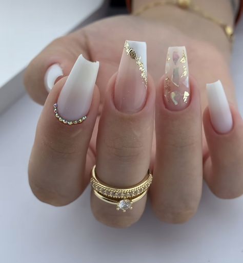 Gold And White Nails Acrylic, White Acrylic Nails Coffin, Gold White Nails, Ballerina Acrylic Nails, Fancy Nails Designs, Simple Gel Nails, Nail Art Designs Videos, Bling Acrylic Nails, Acrylic Nails Coffin Short