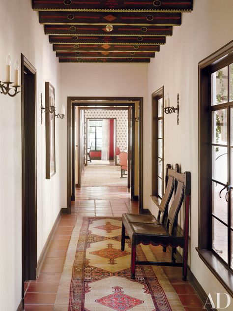 An Arts and Crafts bench from Blackman Cruz stands in the hallway of a Los Angeles home decorated by Commune. Read on for more beautiful hallways by AD100 honorees. Spanish Colonial Homes, Traditional Staircase, House Restoration, Mediterranean Home Decor, Arts And Crafts House, Spanish Style Homes, Hacienda Style, Mediterranean Home, Spanish House