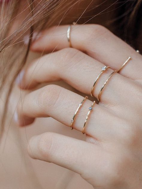 خواتم خطوبة, Hand Jewelry Rings, قلادات متدلية, Dot Ring, Gold Rings Fashion, Gold Jewelry Simple, Classy Jewelry, Fancy Jewellery, Minimal Jewelry