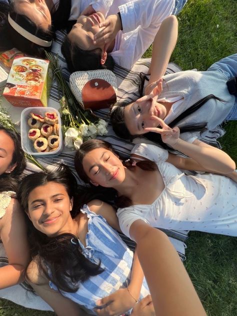 Birthday Picnic Aesthetic Pictures, Cute Picnic Photos, Aesthetic Picnic Photos, Cute Picnic With Friends, Picnic Aesthetic With Friends, Aesthetic Picnic Pictures Friends, Spring Picnic Aesthetic Friends, Picnic Photo Ideas Friends, Picnic Poses Photo Ideas Friends