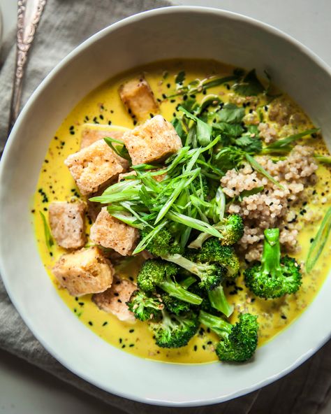 Golden coconut broth bowls are hearty and light at the same time. Served with quinoa, crispy tofu, broccoli, and herbs. Come together very simply! Tofu Broccoli, Broth Bowls, Coconut Broth, Crispy Tofu, Raw Vegetables, Tofu Recipes, How To Cook Quinoa, Plant Based Recipes, Broth