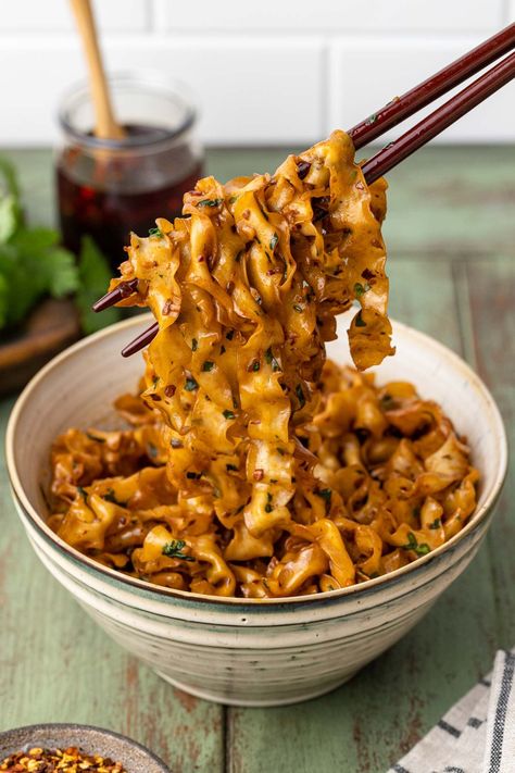 Garlic Chili Oil Noodles (10 Minutes!) • Vegan Everytime Garlic Chili Oil Noodles, Vegan Udon, Chili Oil Noodles, Vegan Pasta Noodles, Tasty Noodles Recipe, Garlic Chili Oil, Oil Noodles, Chili Oil Recipe, 10 Minute Meals