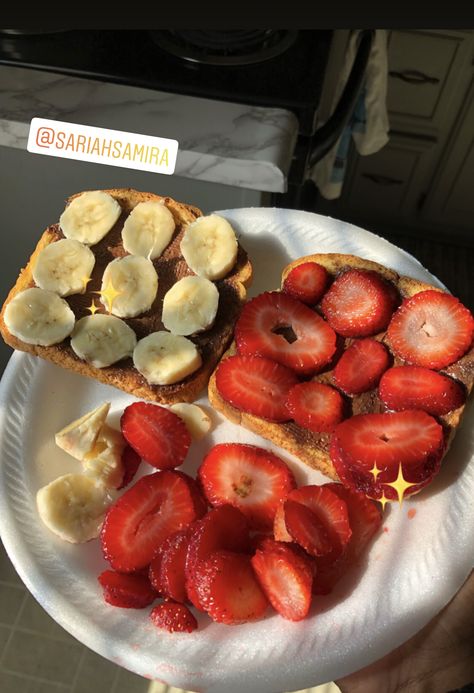 Butter toast topped with Nutella, strawberries and bananas 😭😋😋😋 Nutella Toast Aesthetic, Nutella Banana French Toast, Toast With Nutella, Nutella And Banana Toast, Strawberry Toast Aesthetic, Peanut Butter Toast With Banana, Nutella Strawberries, Peanut Butter Banana Toast Aesthetic, Strawberries And Bananas