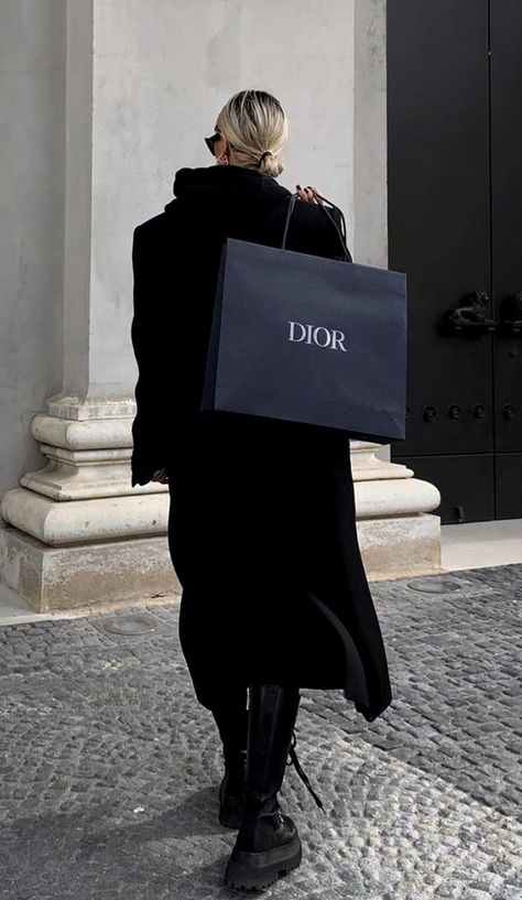 Shopping Bag Photoshoot, Luxury Brands Shopping, Detail Photography, Retail Bag, Fragrance Photography, Brand Campaign, Framed Wallpaper, Bold Color Palette, Rich Lifestyle