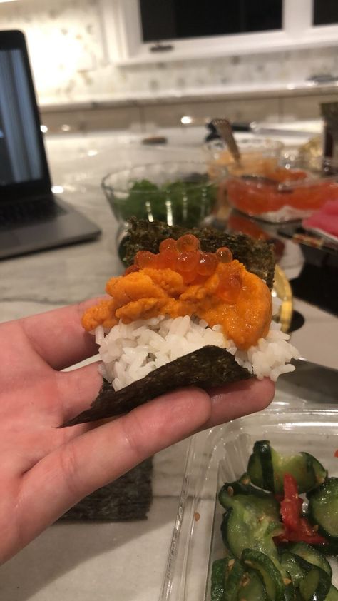 Sea Urchin Sushi, Uni Sea Urchin, Hand Roll Sushi, Roll Sushi, Dream Food, Fish Food, Sea Urchin, Sea Food, Hand Roll