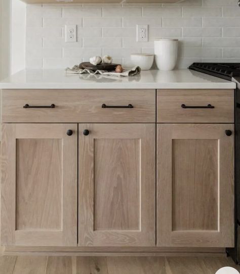 Pickled White Oak Kitchen Cabinets, White Wash Maple Cabinets, Mansions Kitchen, Wood Stained Kitchen Cabinets, Natural Kitchen Cabinets, White Oak Kitchen Cabinets, Kitchen Cabinets Colors, Mansion Kitchen, Inspiring Kitchens