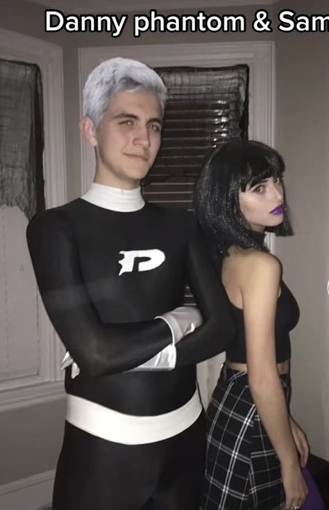 Danny Phantom Costume Couple, Couple Halloween Costumes Danny Phantom, Sam Y Danny Phantom, Gothic Couples Costumes, Emo Couples Costume, Danny Phantom Couple Costume, Sam Danny Phantom Costume, Sam And Danny Phantom Costumes, Emo Couple Halloween Costumes