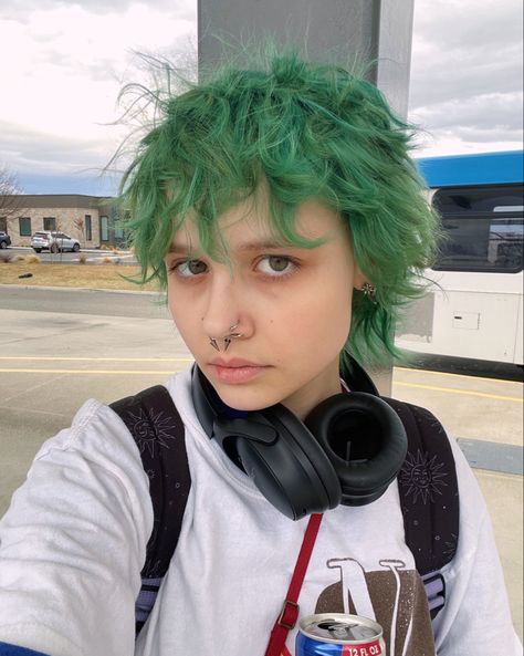 #fashion #aesthetic #greenhair #hairinspo #althairinspo #hairdye #decora #fruitsmag Green Hair With Black Tips, Green Hair Face Claim, Seasick Green Hair, Green Hair Short, Green Short Hair, Green Hair Dye Ideas, Bright Green Hair, Red And Green Hair, Green Hair Aesthetic