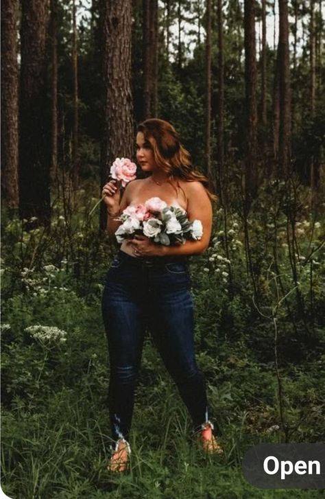 Fun Photoshoot Ideas Outdoors, Floral Top Photoshoot Ideas, Flower Top Pictures, Flower Top Session, Flower Jeans Photoshoot, Fall Photoshoot Inspiration, Fall Inspired Photoshoot, Floral Top Photoshoot, Flower Top Photoshoot Outdoor