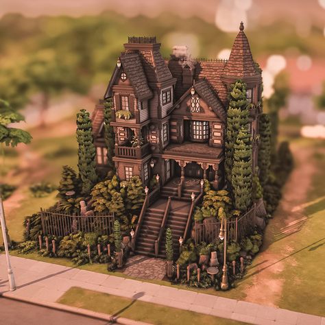 🖤 Base Game Dark Manor 🖤 I'm so happy that there are now some new color variations for many items in the base game. Building is twice as much fun! I'm hoping for a few more plants in the BaseGame at some point haha, but I don't think that'll happen. 🖤🌲🌇🖤🌲🌇🖤🌲🌇 This Victorian house on an overgrown hill has three bedrooms and is fully furnished. The furnishings are decorated in dark and heavy tones. 🖤🌲🌇🖤🌲🌇🖤🌲🌇 #thesims4builds #thesims4homes #showusyourbuilds #sccregram #somesimlishbuild #sim... Gothic Home Plans, Gothic House Layout, Sims 4 House Design Interior, Stardew House Color, Sims 4 Manor House, Glimmerbrook House Sims 4, Victorian Homes Layout, Sims4 House Layout, Sims 4 Basegame Home