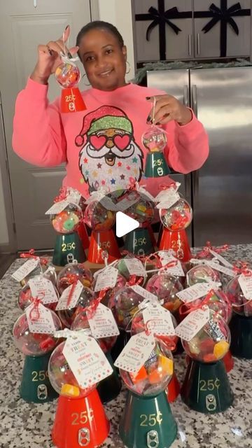 Kimberly Ross on Instagram: "Alright back with a candy gift option for your kid’s classmates. This was easy and I think it would make a memorable gift. Anyway if you have any questions, let me know. #Christmas#christmasgiftideas" Creative Christmas Candy Gift Ideas, Kindergarten Class Christmas Gift Ideas, Christmas Giveaway Ideas For Kids, Christmas Gift Bags For Kids School, Christmas Goodie Bags For Kids School, Christmas Gifts For Coworkers Diy, Christmas Treats For Kids School, Christmas Class Gifts For Kids, Class Christmas Gifts For Kids